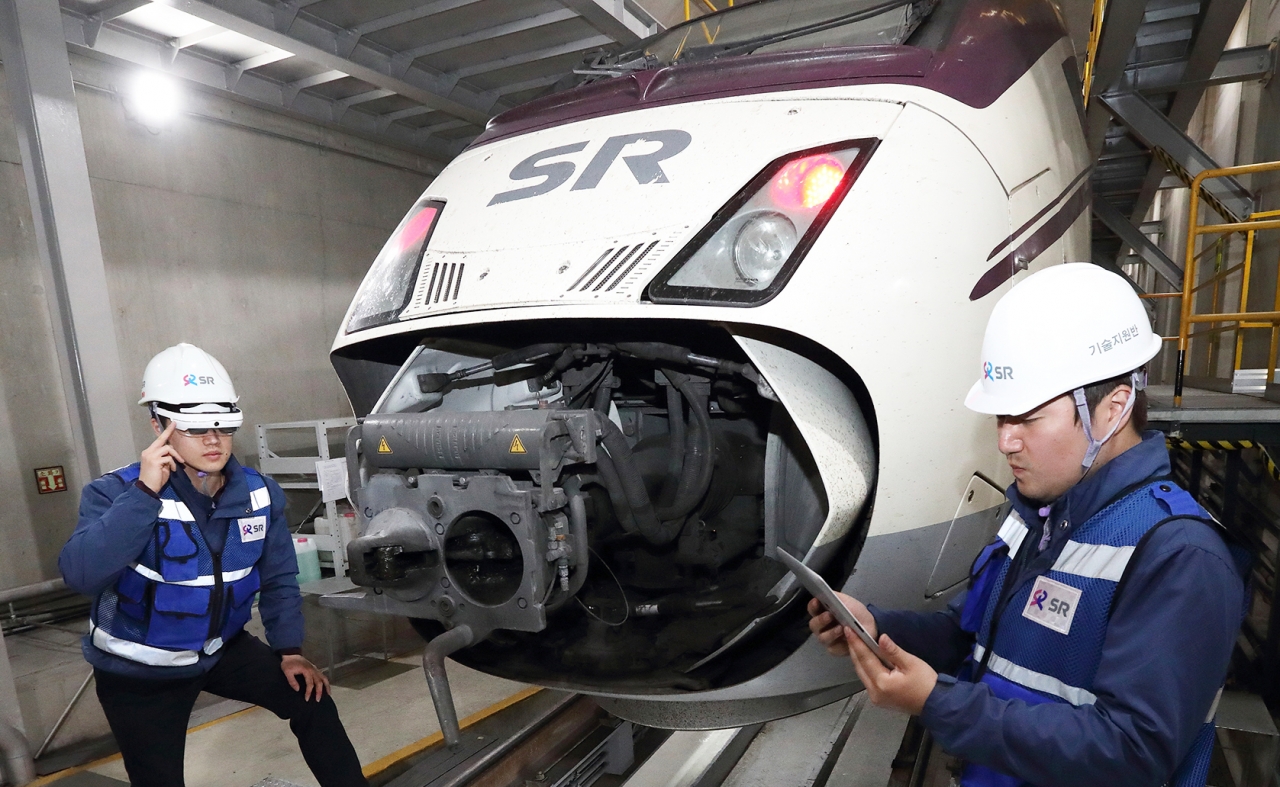 서울 수서역 SRT 정비소에서 SR 정비 직원들이 KT 5G AR 스마트안경을 이용해 열차를 정비하고 있다.