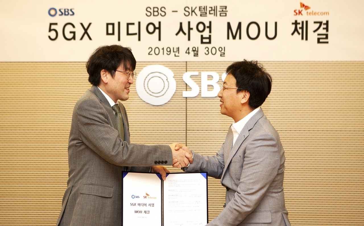 SK텔레콤 김혁 5GX 미디어사업그룹장(오른쪽)과 SBS 정승민 전략기획실장(왼쪽)이 30일 SBS 목동 사옥에서 5G 기반 뉴미디어 사업 개발을 위한 MOU를 체결