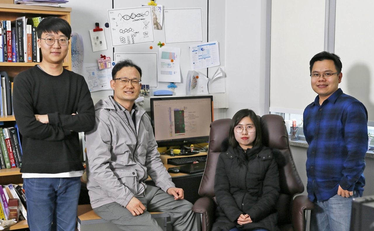 빅데이터로 질병 조절 마이크로RNA 발굴 시스템을 개발한 UNIST 연구진(왼쪽부터) 김진환 연구원, 남덕우 교수, 윤소라 박사, 하이 응우옌 박사(사진:UNIST)