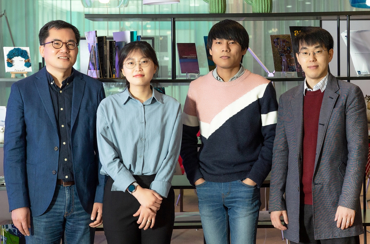왼쪽부터 최원영 교수, 진은지 연구원, 이인성 연구원, 민승규 교수(사진:UNIST)