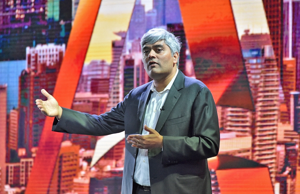 슈클라(Mihir Shukla) 오토메이션애니웨어 CEO 겸 공동창업자는 기조연설을 통해 RPA에 대한 가치와 비전을 컴퓨터와 스마트폰이 인류의 삶을 바꾼 것에 비유(사진:오토메이션애니웨어)