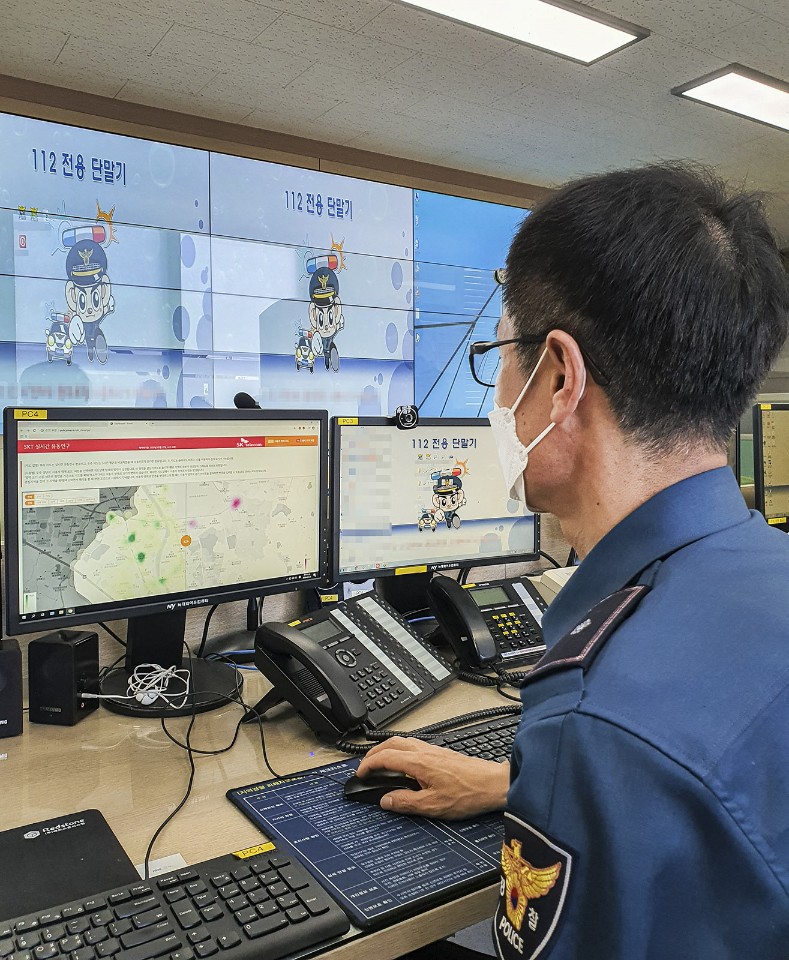 경북 경산경찰서의 경찰관이 지오비전을 통해 실시간 유동인구를 파악하며 핀 포인트 순찰을 준비하고 있다(사진:SKT)
