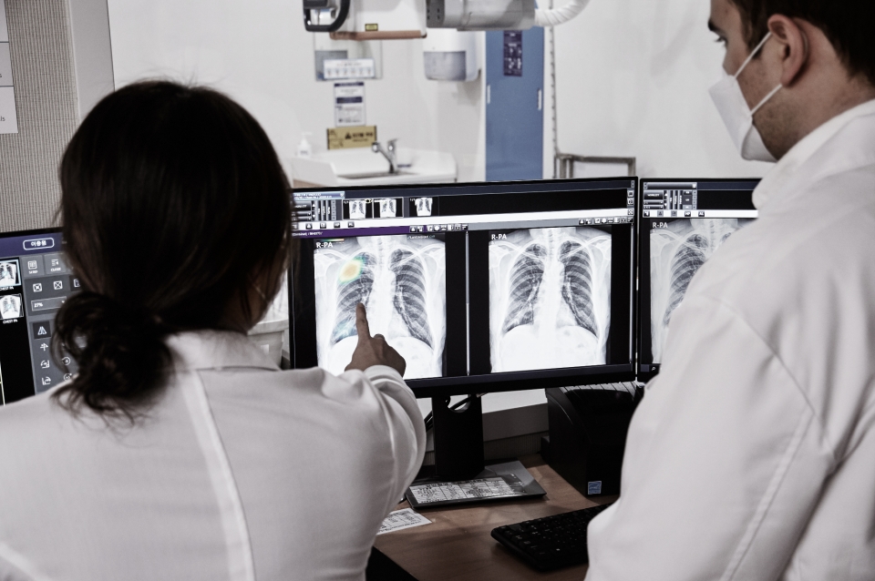루닛 인사이트 CXR을 활용해 흉부 엑스레이를 분석하는 모습